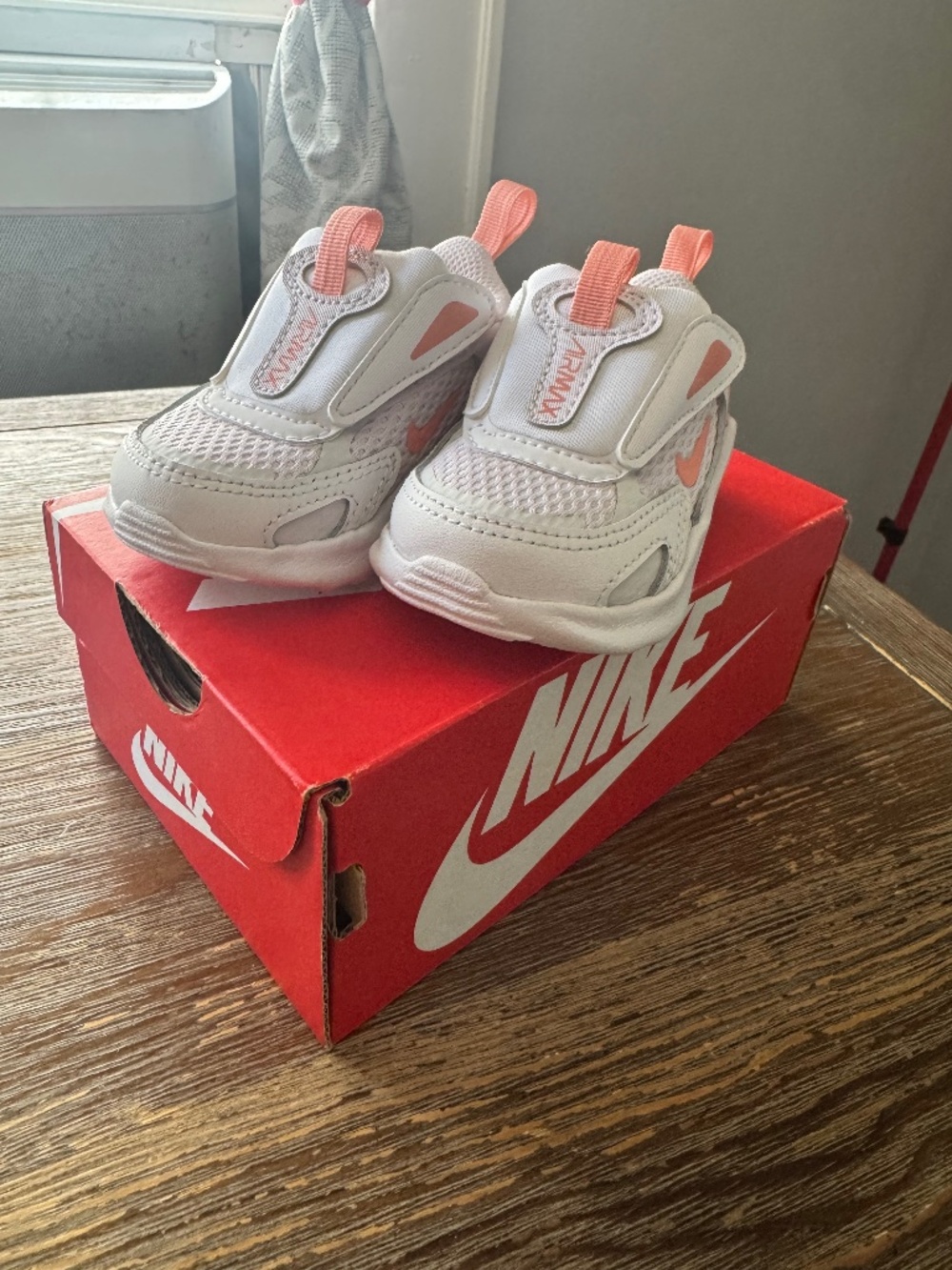 Nike Omni Multi-Court TD (Toddler/Baby) sneakers, in White/Coral Chalk/Sea C